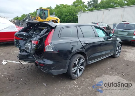 2023 Volvo V60 Cross Country B5 Plus z USA, uszkodzony, nr VIN YV4L12WY5P2105714